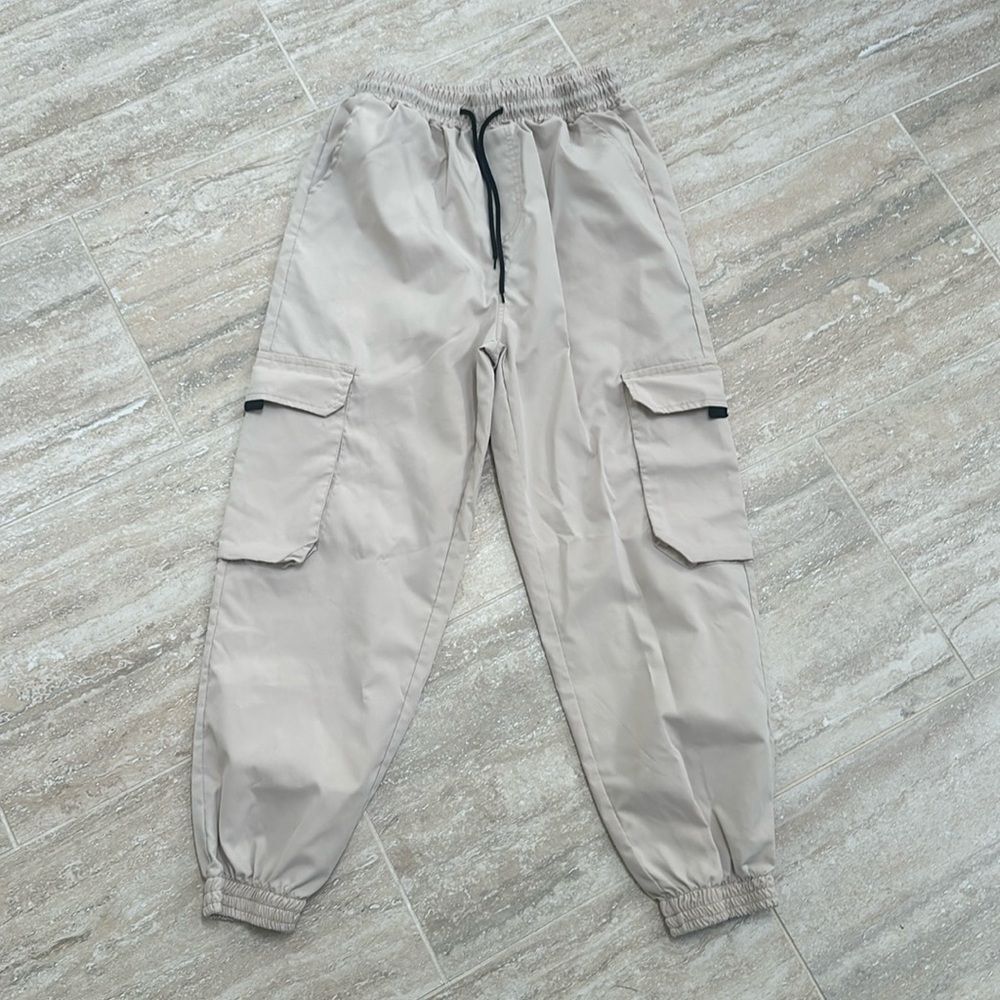 SHEIN Tan cargo pants with elastic bottoms – size medium
